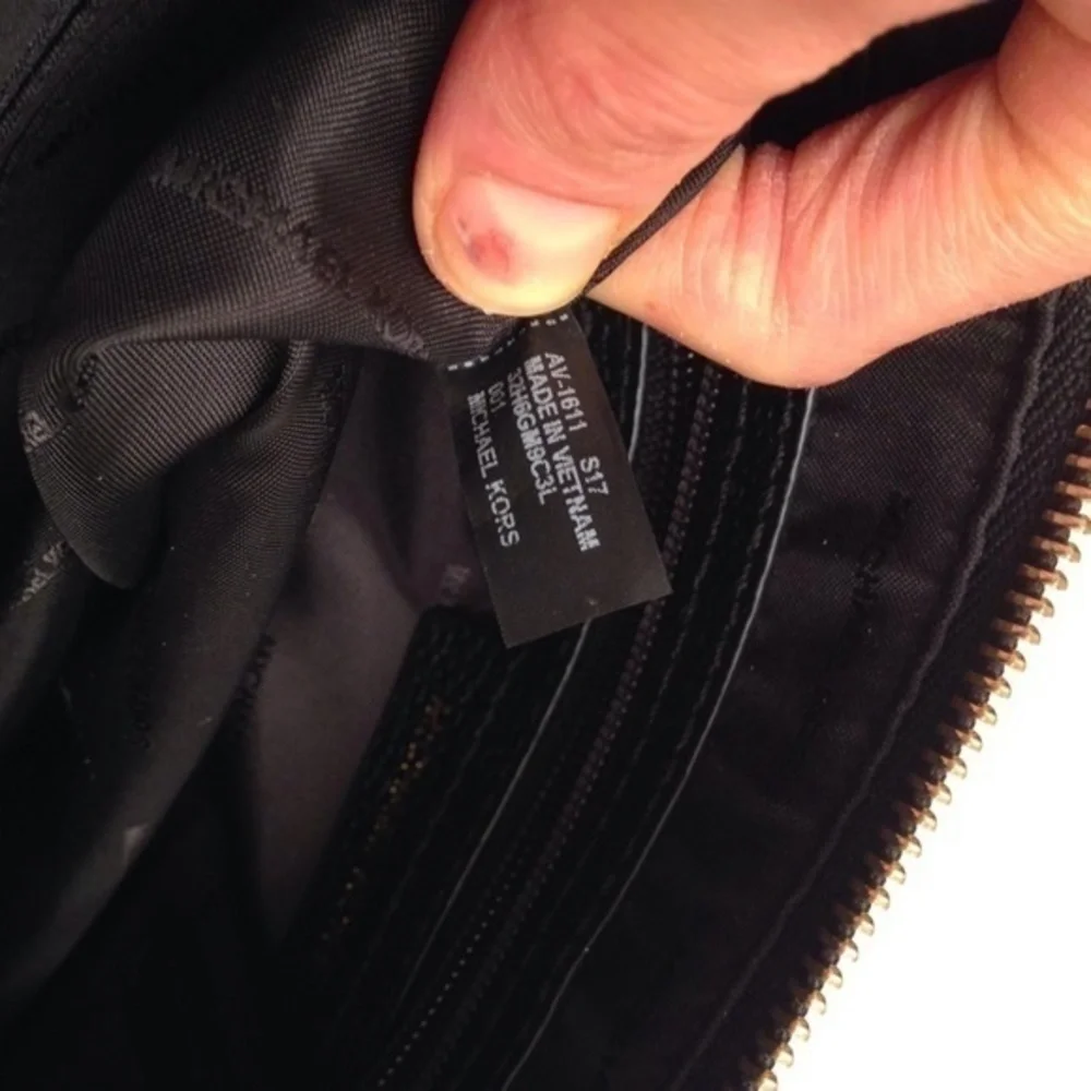MICHAEL KORS black pebbled leather crossbody